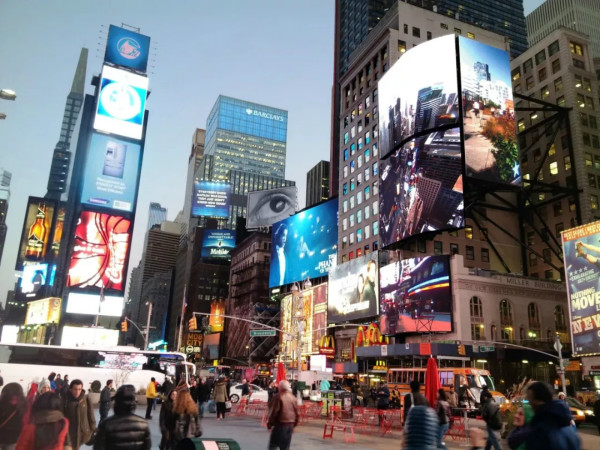 Broadway 1552號，800㎡顯示屏