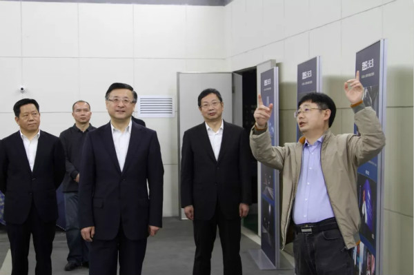 上海市委常委、市委政法委書記陳寅（中）、閔行區(qū)區(qū)委書記朱芝松（右二）、區(qū)委常委、政法委書記劉豫峰（左一）聽取上海三思總裁王鷹華（右一）介紹LED相關(guān)技術(shù)和產(chǎn)品