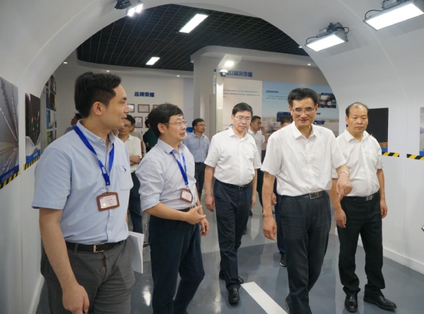 浙江省委常委、統(tǒng)戰(zhàn)部部長熊建平（右二）、金華市委書記陳龍（中），浦江縣委書記程天云（右）