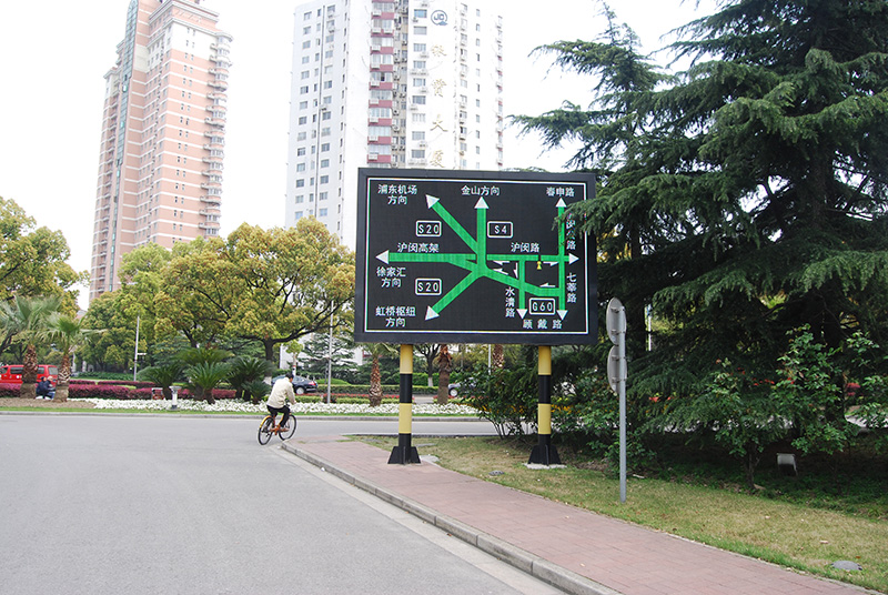 智慧路口,雷達(dá)偵測,誘導(dǎo)屏,共享數(shù)據(jù)