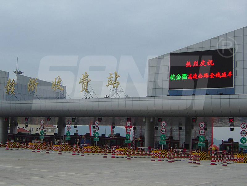 智能路況監(jiān)控系統(tǒng),搭載,可變信息情報(bào)板,提升駕駛安全體驗(yàn),LED誘導(dǎo)屏